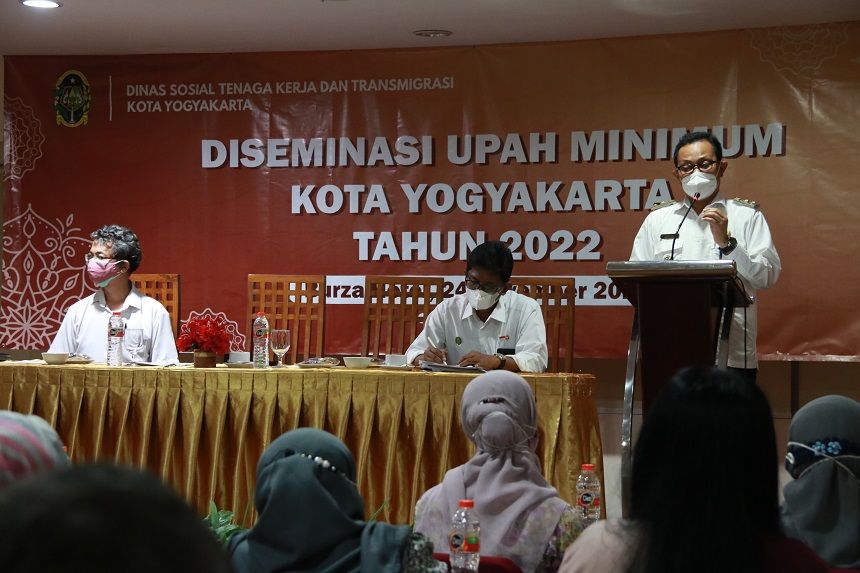 Wakil Walikota Yogyakarta Heroe Poerwadi saat memberikan sambutan dalam Diseminasi Upah Minimum Kota Yogyakarta 2022, Rabu (24/11/2021).