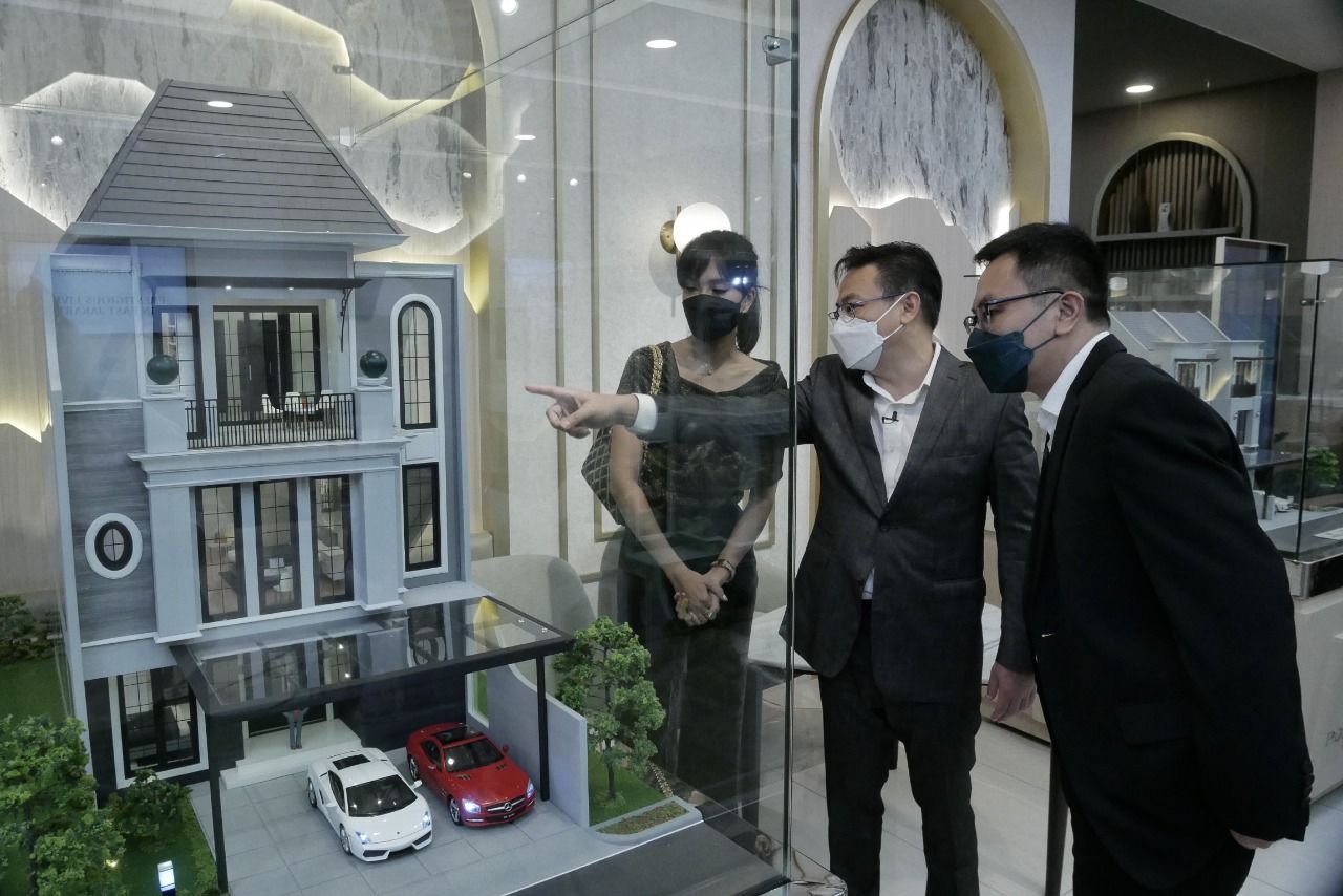 Komitmen Bukit Podomoro Jakarta Bangkitkan Sektor Properti
Chief Marketing Officer Bukit Podomoro Jakarta Zaldy Wihardja (kiri); Artis dan Puteri Indonesia 2004 Artika Sari Devi (tengah); dan Executive Director Indonesia Property Watch Ali Tranghanda (kanan) dalam acara talkshow Bukit Podomoro Jakarta "Prestigious Living in East Jakarta".
Agung Podomoro Land melalui proyek prestisiusnya Bukit Podomoro Jakarta siap dan agresif dalam membangkitkan sektor properti tanah air, terutama di wilayah Jakarta Timur. Bukit Podomoro Jakarta hadir dengan konsep Living in Style yang selalu dibawa oleh Agung Podomoro yang menghadirkan kawasan elegan, modern dan sophisticated sehingga mendukung gaya hidup masyarakat.