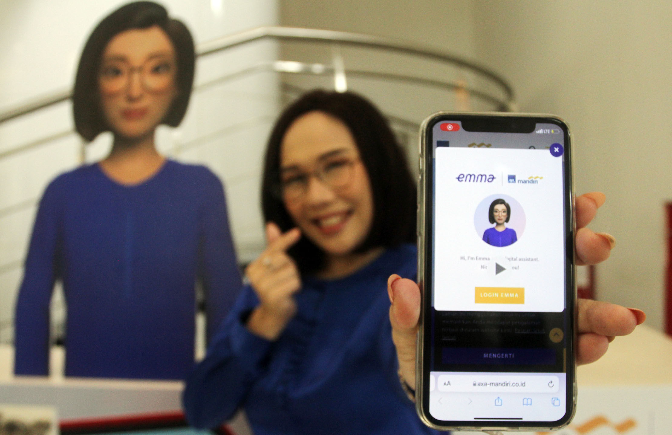 Cherly Juno, Public Figure yang juga nasabah AXA menunjukkan aplikasi di ponsel usai acara peluncuran Emma, layanan asuransi dan kesehatan digital menyeluruh satu pintu dari AXA Mandiri dan AXA pada Kamis 25 November 2021. Foto : Panji Asmoro/TrenAsia