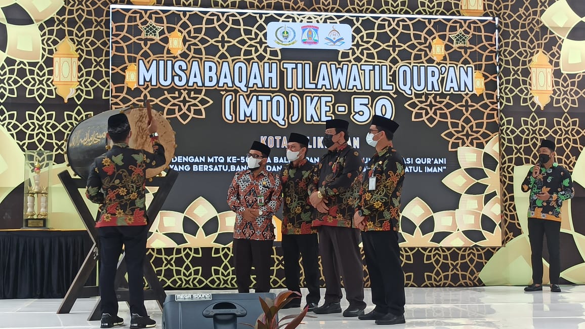 Pembukaan MTQ ke 50 resmi dibuka  ditandai dengan pemukulan bedug, di Masjid Islamic Center Balikpapan, Kamis (25/11/2021)