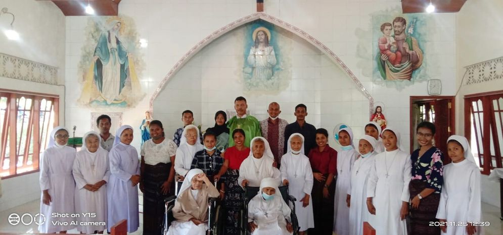 Para guru dan Kepala  SMK Restorasi St. Fransiskus Asisi Wonda RD. Feliks Jawa (jubah hijau), bersama para suster CIJ  di komunitas Biara CIJ Jopu, Kamis, 25 November 2021.