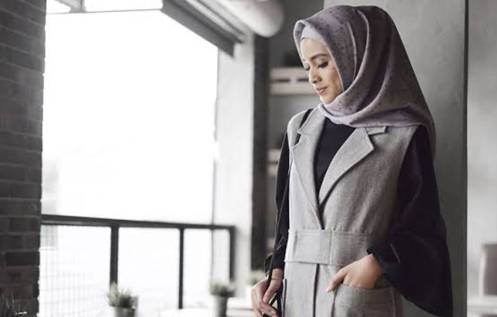 Outer panjang tanpa lengan bisa dikenakan oleh para wanita berhijab. Tidak menutup kemungkin Anda tampil menarik dan fashionable. 