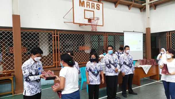 Orang Tua Siswa Kelas IX SMP Marsudirini Beri 'Tanda Kasih' untuk Guru pada Hari Guru Nasional