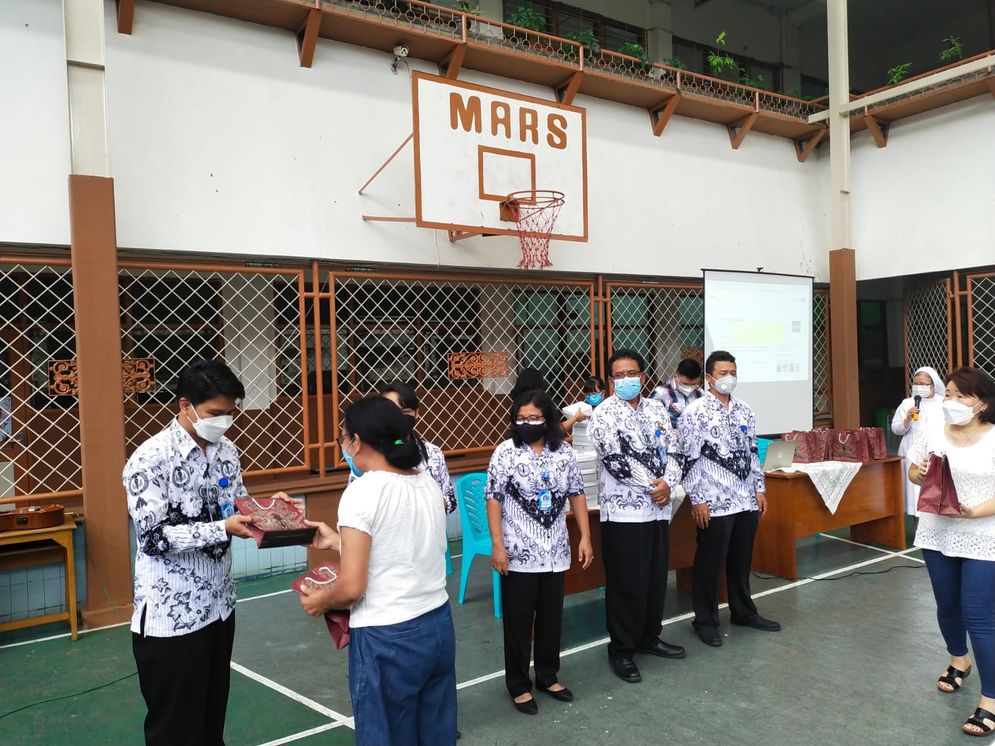 Ibu Agatha BC Da Silva (Yanne) dan Ibu Evi wewakili para orang tua/wali sedang memberikan 'tanda kasih' kepada para wali kelas IX SMP Marsudiri, Cawang, Jakarta Timur, Kamis, 25 November 2021.