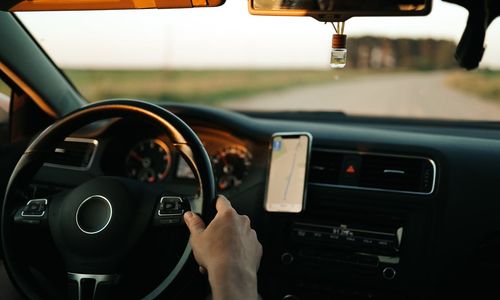 5 Hal yang Tidak Boleh Dilakukan Saat di Mobil Agar Tetap Selamat Sampai Tujuan