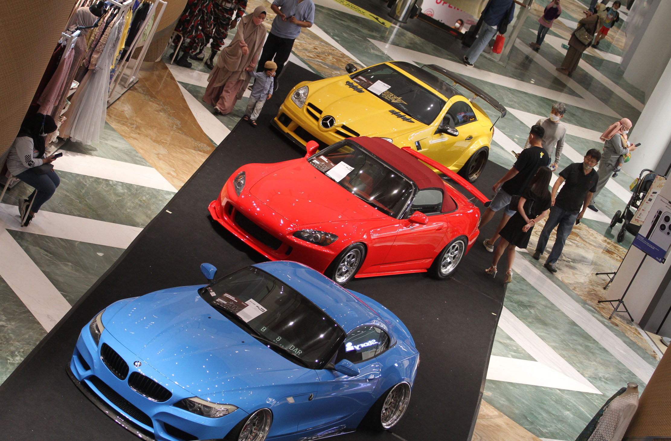 Nampak sejumlah pengunjung tengah mengamati koleksi mobil modifikasi dalam Pameran otomotif Indonesia Automodified (IAM) x IIMS Motobike di Senayan Park, Jakarta.Minggu 28 November 2021. Foto : Panji Asmoro/TrenAsia