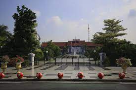 Kantor Balai Kota Surabaya. Di Surabaya mengurus izin hanya melalui satu aplikasi