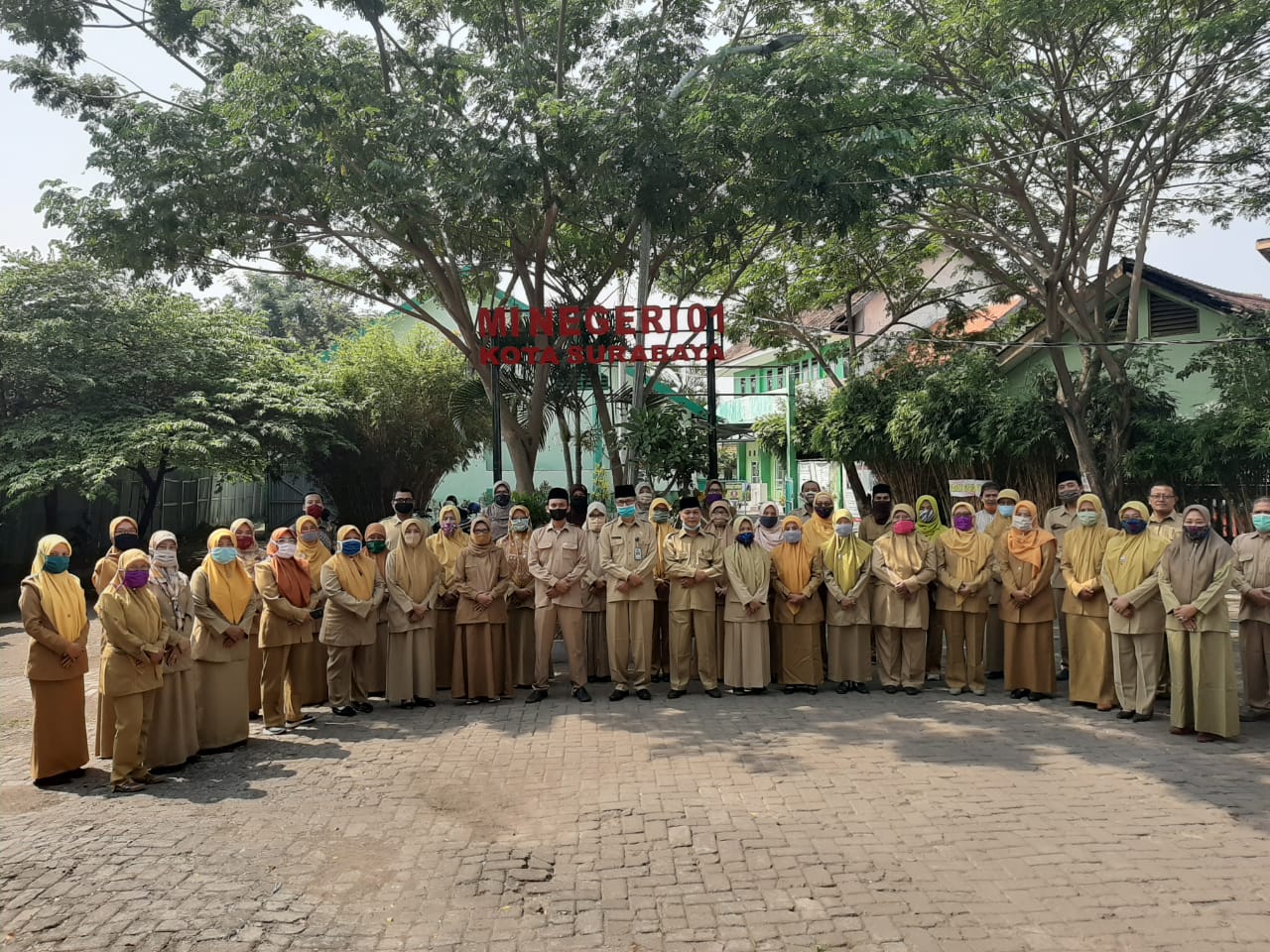 Guru dan staf di MIN 1 Kota Surabaya. Guru di Kota Surabaya punya kepedulian yang tinggi kepada sesama guru