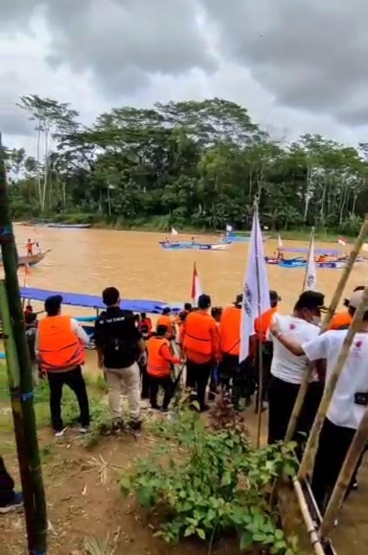 Suasana Antrian Menuju Mangrove Park Dusun Kiteran Desa Kembang Pacitan