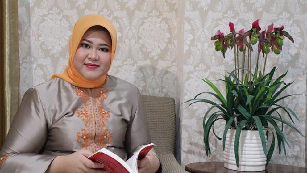 Anggota Dewan Perwakilan Daerah Republik Indonesia Hj Riri Damayanti John Latief menilai para guru layak diberikan hak-hak istimewa. 