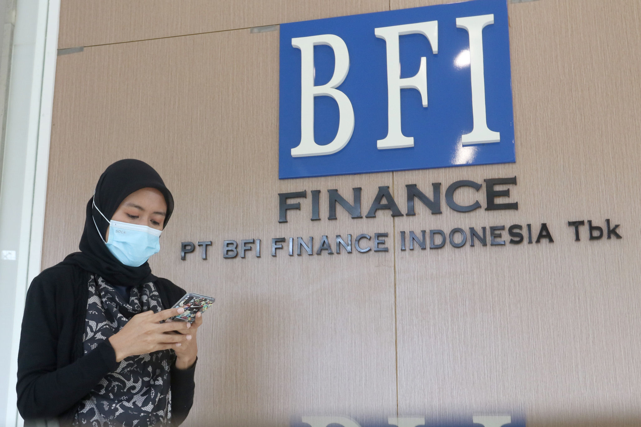 Nasabah beraktifitas di salah satu kantor cabang BFI Finance di Tangerang Selatan, Senin, 29 November 2021. Foto: Ismail Pohan/TrenAsia.com
