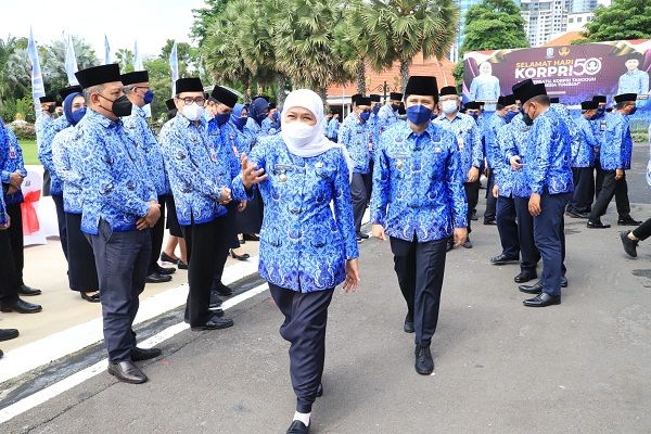 Gubernur Jatim Khofifah Indar Parawansa usai mengikuti upacara HUT ASN