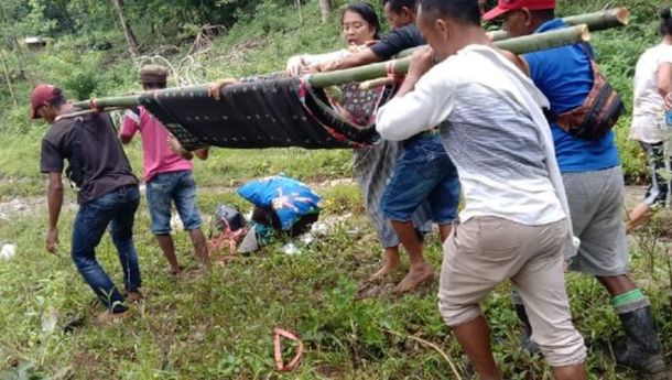 Bantu Ibu Hamil Melahirkan Bayinya di Tengah Jalan, Bidan Esthy Inggur Dapat Pujian  dari Warganet