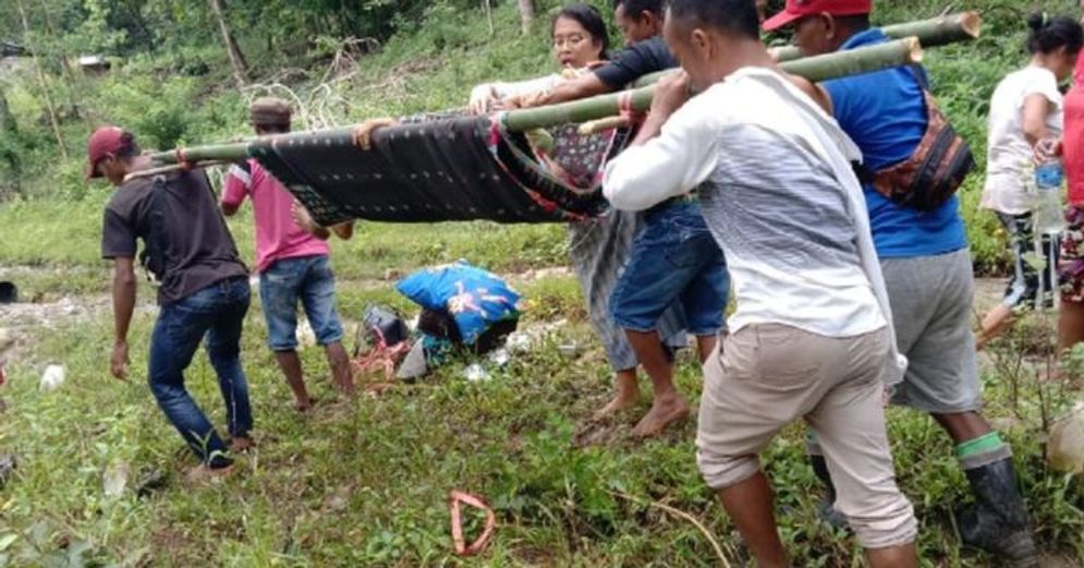 Seorang wanita yang hendak melahirkan terpaksa  ditandu warga di Manggara Barat, akibat infrastruktur jalan raya yang buruk.