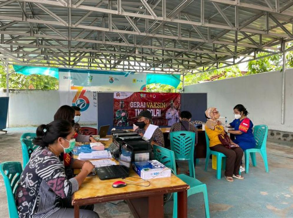 Vaksinasi yang dilakukan PLN berkolabirasi dengan Polres Ende