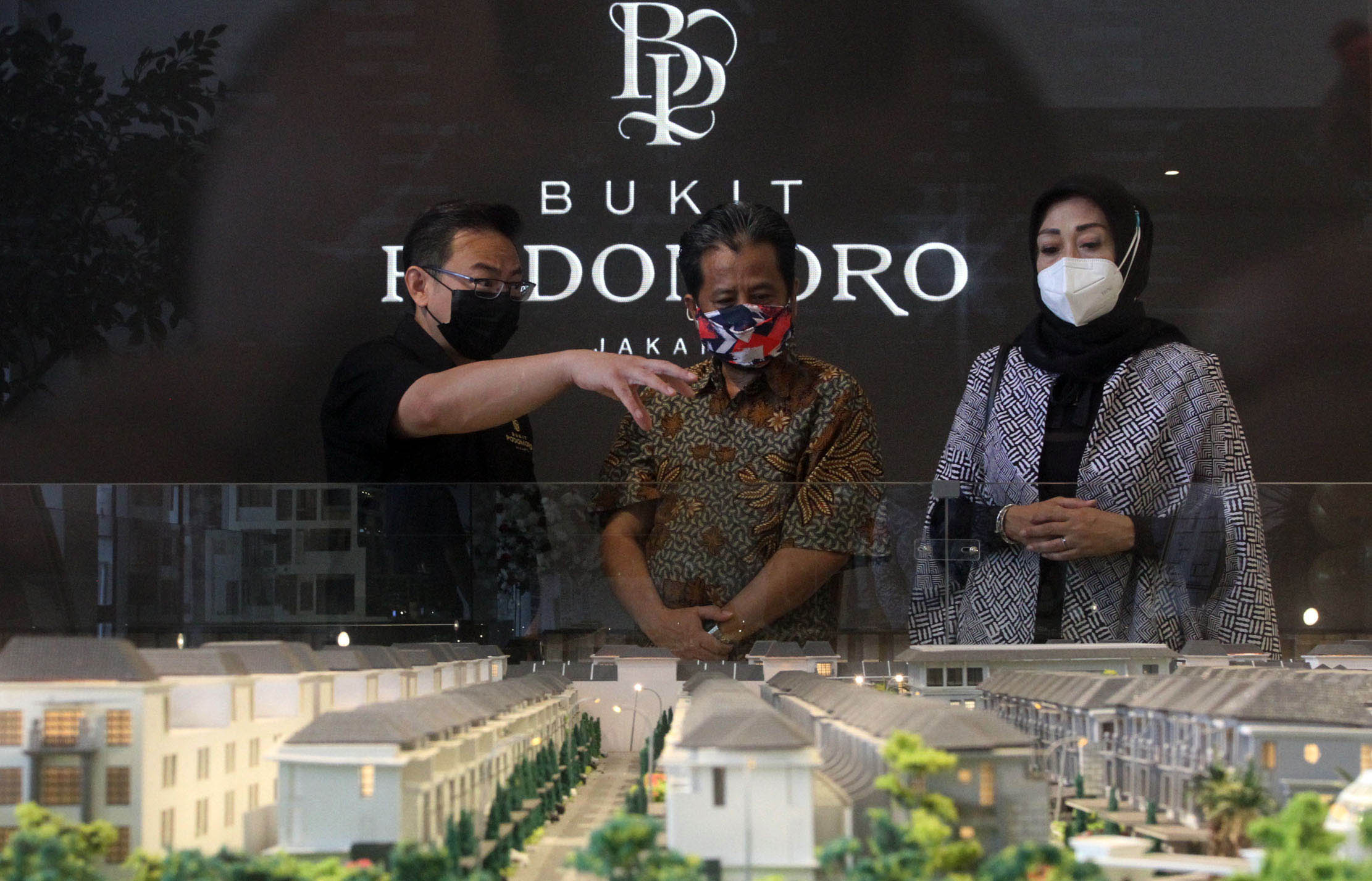 Chief Marketing Officer Bukit Podomoro Jakarta Zaldy Wihardja (kiri) bersama konsumen saat melakukan pemilihan unit dan penjualan perdana Bukit Podomoro Jakarta, 27 November 2021.Foto : Panji Asmoro/TrenAsia