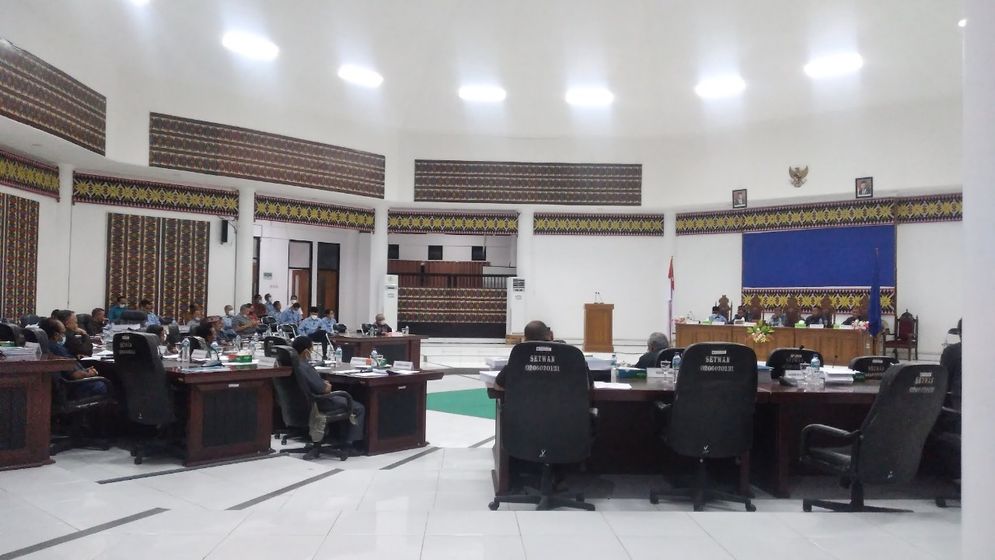 Suasana sidang paripurna DPRD dan  Pemda Matim di gedung DPRD Borong, Senin, 29 November 2021, malam.