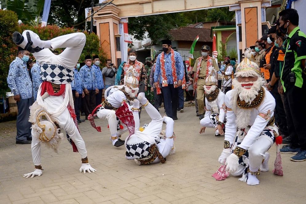 Pertunjukan seni di Kecamatan Nawangan saat kedatangan tim penilai SP2K Tingkat Provinsi Senin 29 November 2021