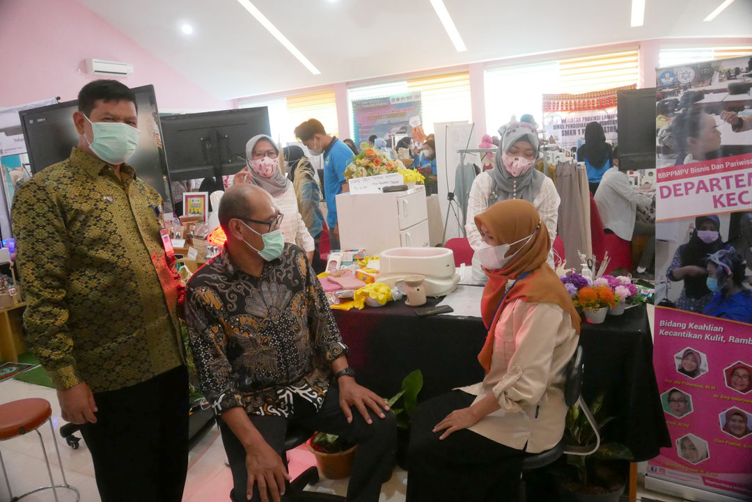 Ketua BBPPMPV Bisnis dan Pariwisata, Sabli (kiri) bersama Setditjen Diksi, Wartanto (kedua kiri) meninjau stand Pameran Hasil Karya dan Start-Up Bisnis Siswa SMK tahun 2021 di Balai Besar Pengembangan Penjaminan Mutu Pendidikan Vokasi (BBPPMPV) Bisnis dan Pariwisata, Kemendibudristek, Bojongsari, Depok, Selasa, 30 November 2021. Foto: Ismail Pohan/TrenAsia