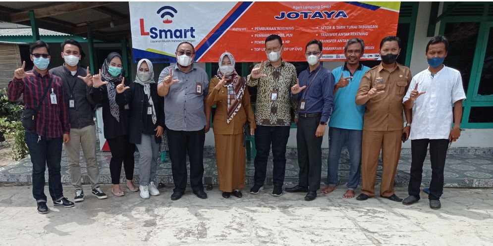 Kunjungan tim OJK Lampung bersama media ke Agen Laku Pandai dan IKM Desa Inklusi Keuangan Cinta Mulya, Kabupaten Lampung Selatan, Selasa (30/11/2021). 