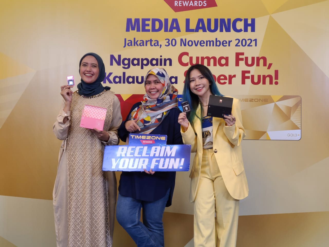 Timezone Indonesia Luncurkan Kampanye Reclaim Your Fun!
General Marketing Timezone Indonesia Kikie Randini (tengah), Public Figure Adhitya Putri Soeprapto (kiri) dan BTS Army Indonesia Natya Shina (kanan) dalam acara peluncuran Timezone Rewards “Reclaim Your Fun!”
Timezone Indonesia menyapa para penggemar BTS atau Army di Indonesia yang ingin mendapatkan merchandise terbaru, yakni bonus BTS Hangeul Message Chocolate untuk Timezone Rewards level Gold, Indonesia sendiri menempati posisi pertama sebagai negara dengan Army terbanyak di dunia dan kepada seluruh orang tua yang ada di Indonesia, Timezone kembali hadir sebagai pilihan destinasi bermain dan hiburan keluarga, dengan menghadirkan keceriaan pengunjung Timezone dapat meningkatkan aktivitas fisik yang baik untuk tubuh melalui permainan yang dimiliki.