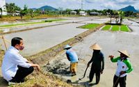 Presiden Joko Widodo mengobrol santai dengan para petani seusai menanam padi di Desa Buluagung, Kec. Karangan, Trenggalek, Jawa Timur, Selasa, 30 November 2021.