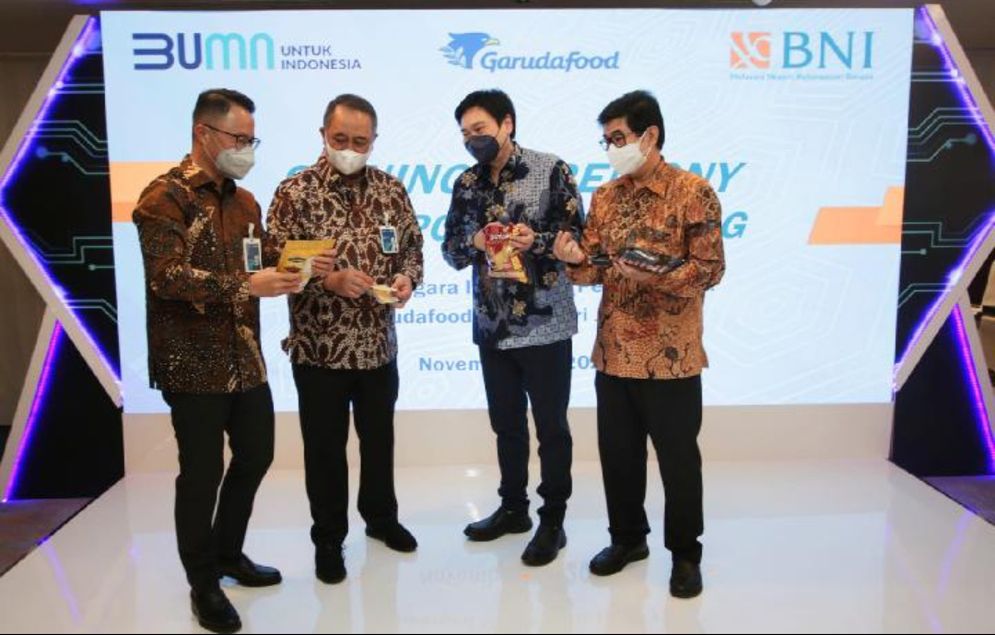 Seremoni pemberian kredit investasi antara Direktur Utama BNI Royke Tumilaar dengan Direktur Utama Garudafood Hardianto Atmadja pada Selasa (30/11/2021).