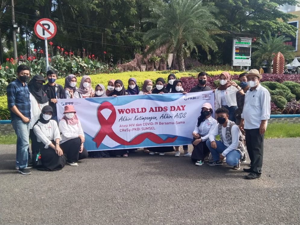 PKBI dan CReSy Sumsel memeringati Hari AIDS Sedunia dengan membagikan masker di Simpang 5 DPRD Sumsel