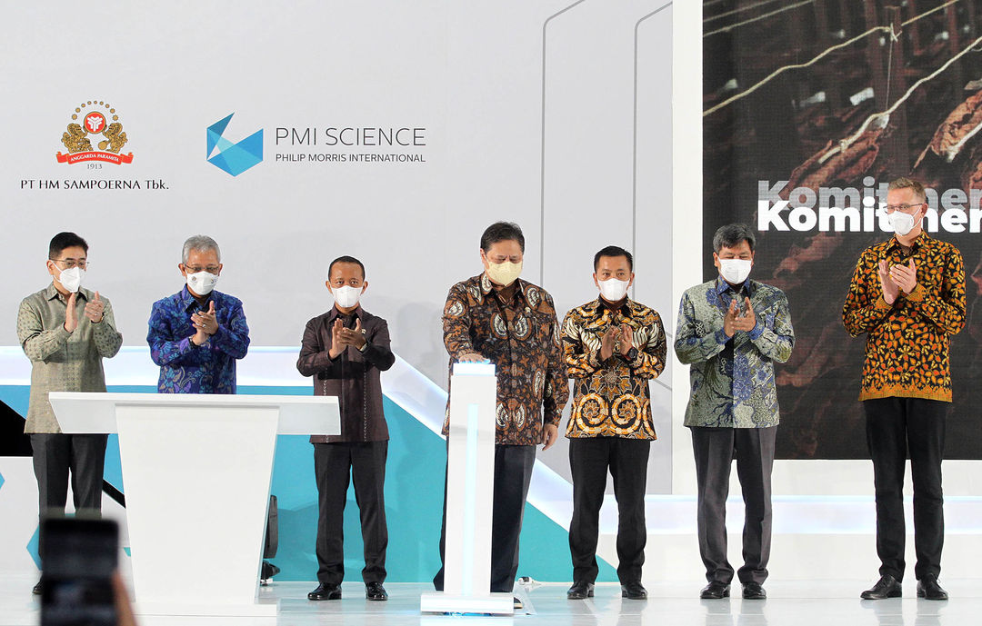 Menteri Koordinator Bidang Perekonomian Airlangga Hartarto didampingi oleh Menteri Investasi Republik Indonesia Bahlil Lahadalia (ketiga dari kiri); Wakil Bupati Karawang Aep Syaepuloh (ketiga dari kanan); Direktur Jenderal Bea dan Cukai Kementerian Keuangan RI Askolani (kedua dari kiri); Plt Direktur Jenderal Industri Agro Kementerian Perindustrian RI Putu Juli Ardika (kedua dari kanan); Ketua Umum Kamar Dagang dan Industri Indonesia Arsjad Rasjid (kiri) bersama dengan Presiden Direktur Sampoerna Mindaugas Trumpaitis pada acara peresmian realisasi investasi produk inovatif berorientasi ekspor PT HM Sampoerna Tbk. di Karawang, Jawa Barat 30 November 2021. Foto : Panji Asmoro/TrenAsia