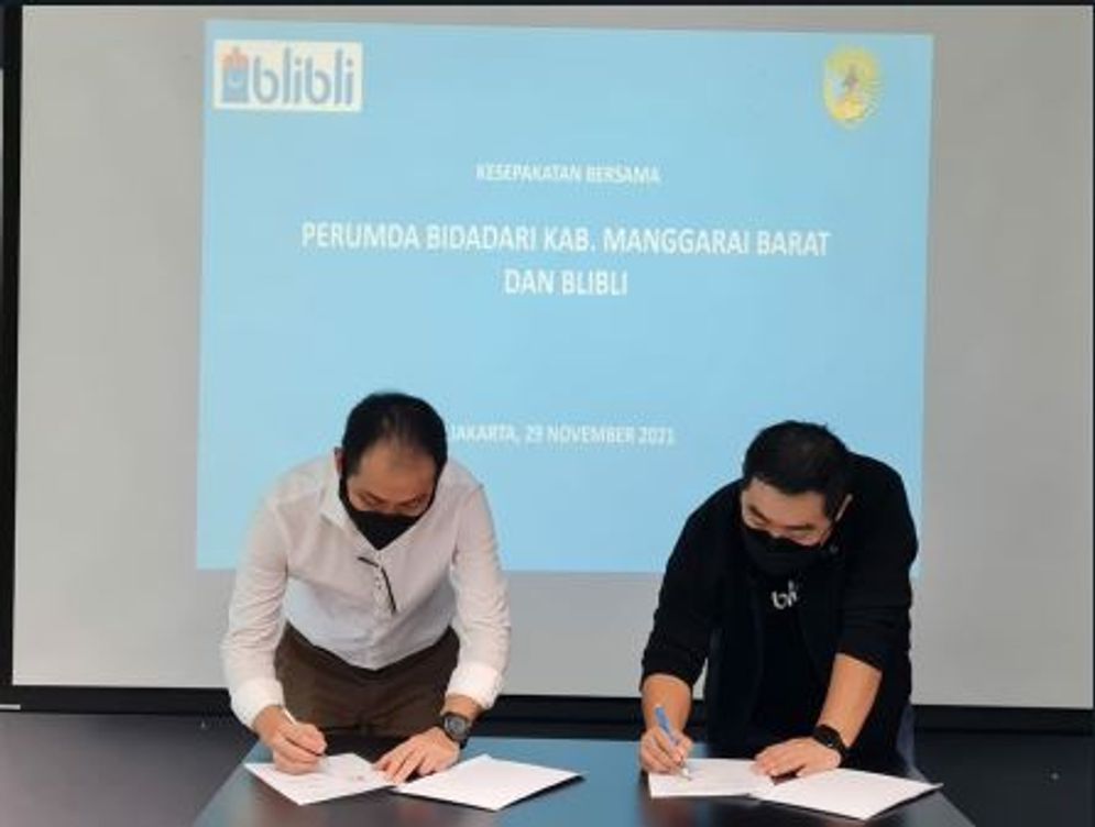 Pemimpin Perumda Bidadari Mabar saat menandatangani MoU dengan Blibli.com