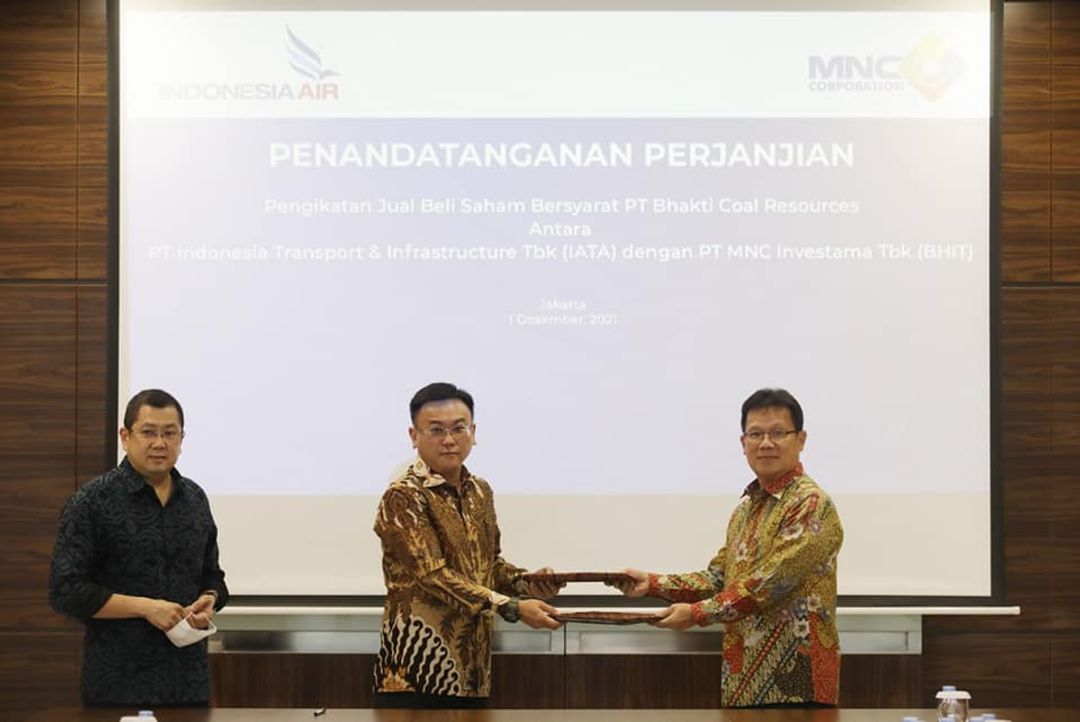 Penandatanganan PPJB  PT Indonesia Transport & Infrastructure Tbk (IATA) dan PT MNC Investama Tbk (BHIT). Sumber   laman Facebook Resmi Hary Tanoesoedobjo