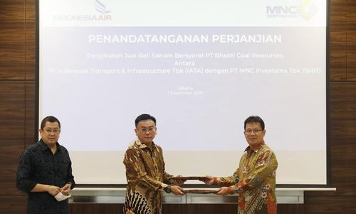 Penandatanganan PPJB  PT Indonesia Transport & Infrastructure Tbk (IATA) dan PT MNC Investama Tbk (BHIT). Sumber   laman Facebook Resmi Hary Tanoesoedobjo