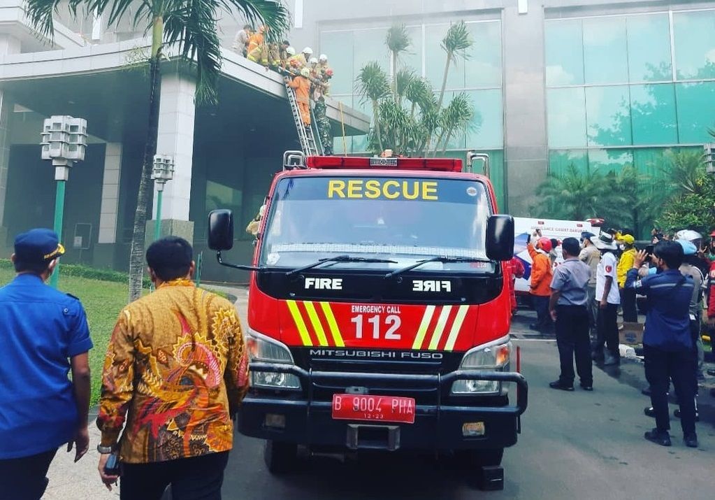 Petugas pemadam kebakaran tengah berupaya memadamkan api di Gedung Cyber 1 Mampang, Jakarta Selatan / Twitter @humasjakfire