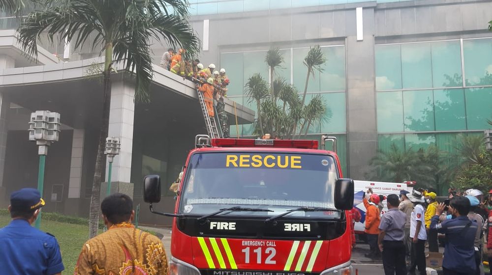 Proses pemadaman kebakaran gedung cyber 1 BEI.jpg
