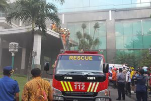 Proses pemadaman kebakaran gedung cyber 1 BEI.jpg