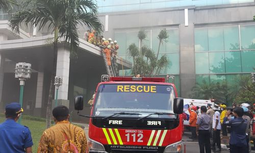 Proses pemadaman kebakaran gedung cyber 1 BEI. Sumber Twitter @humasjakfire