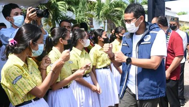 Menparekraf Sandiaga Uno Tinjau Langsung  Pelaksanaan Vaksinasi di Labuan Bajo