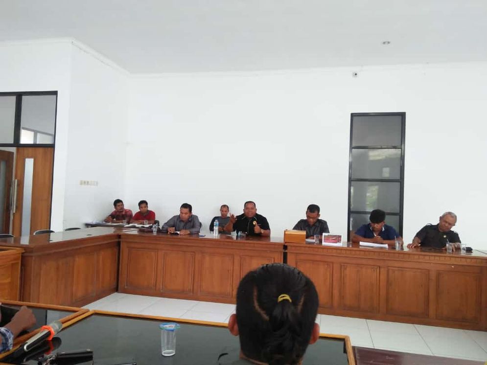 Anggota GERAM  saat berdialog dengan anggota DPRD Matim di ruang rapat RPRD, di Borong, Jumat, 3 Desember 2021.