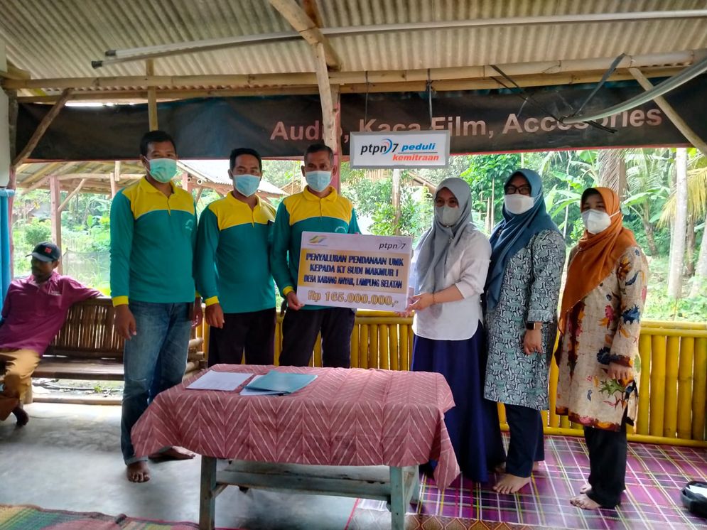 Kelompok Tani Sudimakmur I Dusun Priangan Desa Karanganyar Jatiangung, Lampung Selatan menerima dana Kemitraan dari PTPN VII senilai Rp165 juta. 