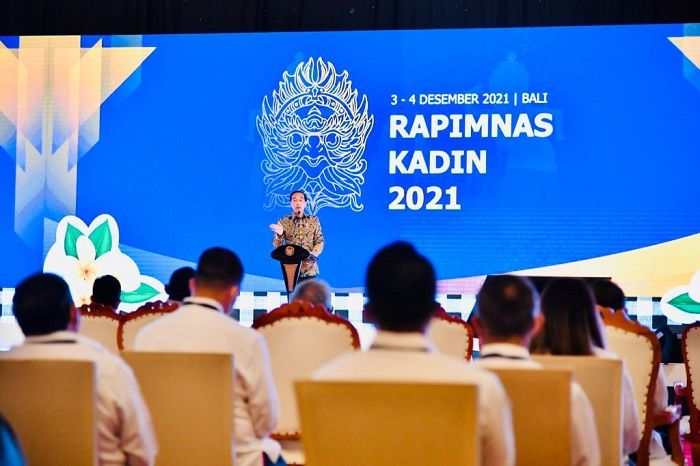 Presiden Joko Widodo atau Jokowi saat membuka Rapat Pimpinan Nasional (Rapimnas) Kamar Dagang dan Industri (Kadin) Indonesia Tahun 2021 yang digelar di Bali Nusa Dua Convention Center (BNDCC), Kabupaten Badung, Provinsi Bali, Jumat, 3 Desember 2021. 

