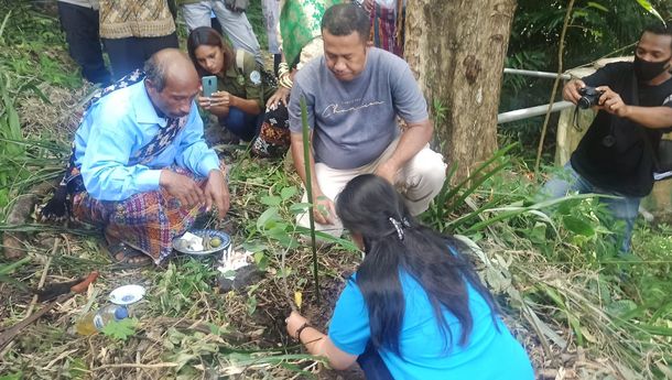 TP PKK Sikka dan Masyarakat Desa Wairbleler  Hutankan Kawasan Mata Air Wairkoro