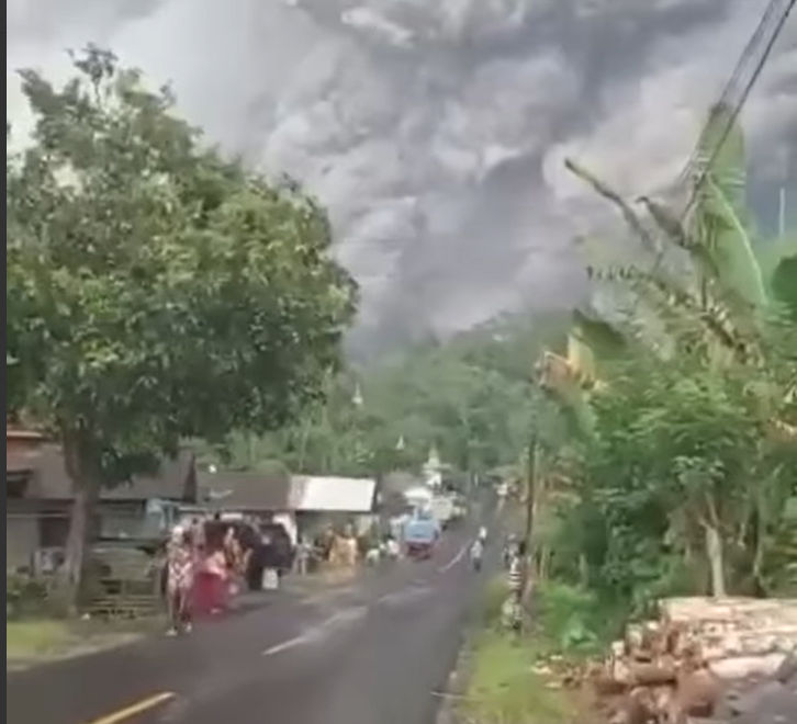 Erupsi Gunung semeru pada Sabtu 4 Desember 2021 sore. 