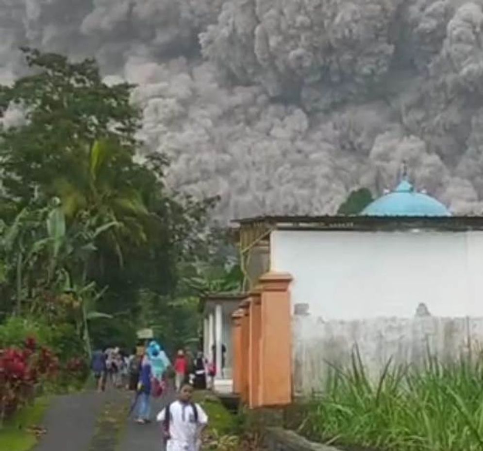 gunung meletus.jpg