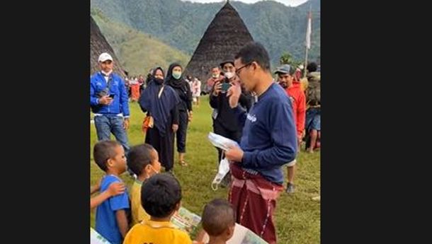 Menparekraf Sandiaga S. Uno Bercengkerama dengan Anak-Anak Wae Rebo