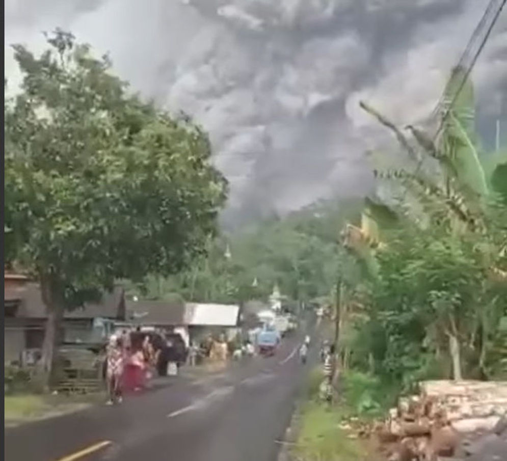 Gunung Semeru Erupsi pada Sabtu (4/12/2021). 