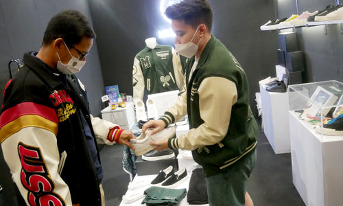Menteri Pariwisata dan Ekonomi Kreatif (Menparekraf), Sandiaga Salahudin Uno saat berkunjung ke salah satu booth peserta pada gelaran Urban Sneaker Society 2021, di JCC Senayan, Jakarta, Minggu, 5 Desember 2021. Foto: Ismail Pohan/TrenAsia