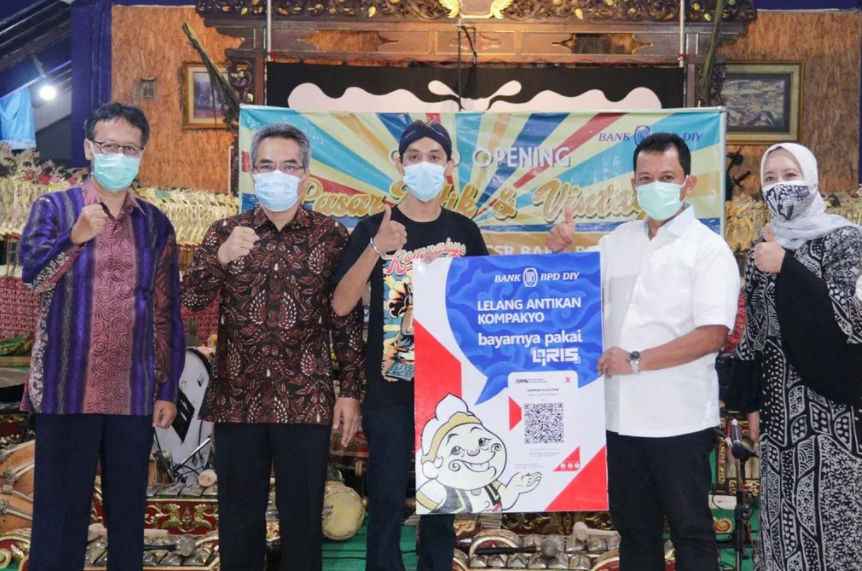 Penyerahan bantuan dari PT Bank BPD DIY kepada perwakilan Komunitas Pedagang Antik dan Vintage Yogyakarta (Kompak-Yo).