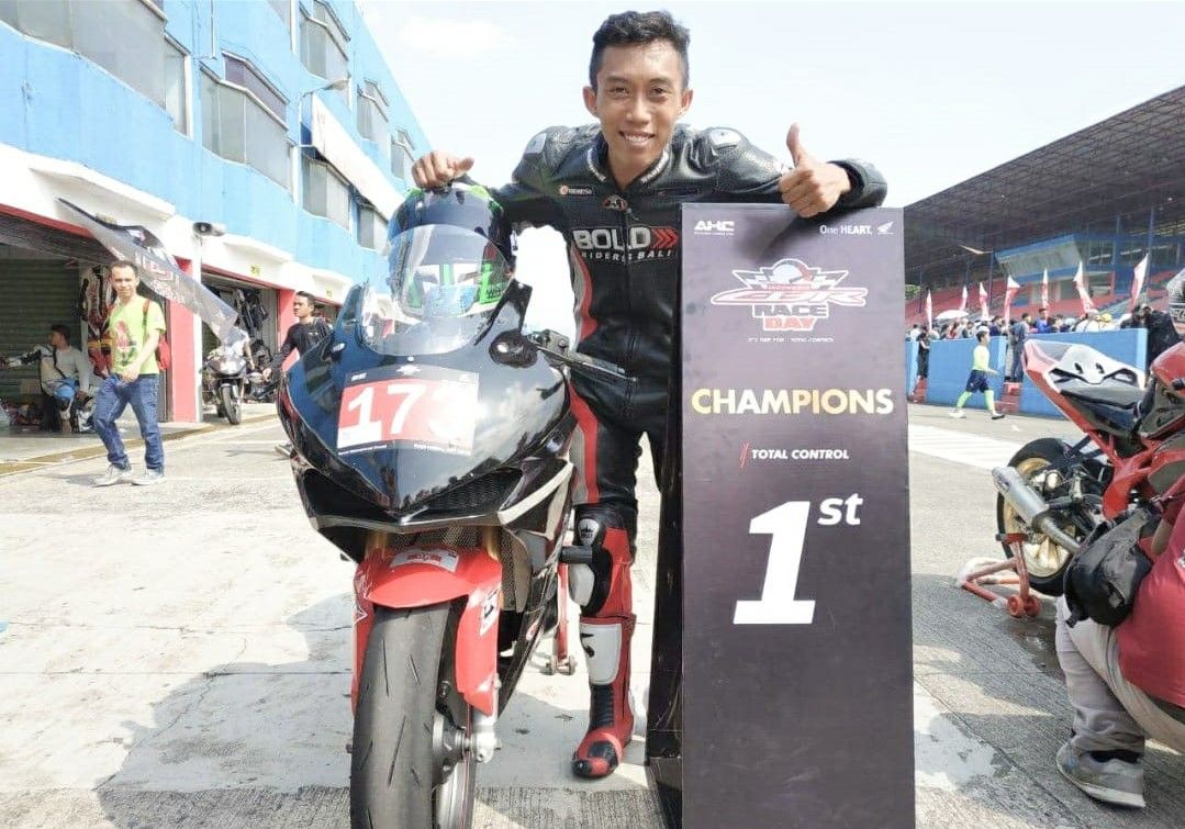 Anggota Bold Riders Bali, Frendy Poedji Saputra saat menjadi juara 1 pada CBR Race Day 2019.
