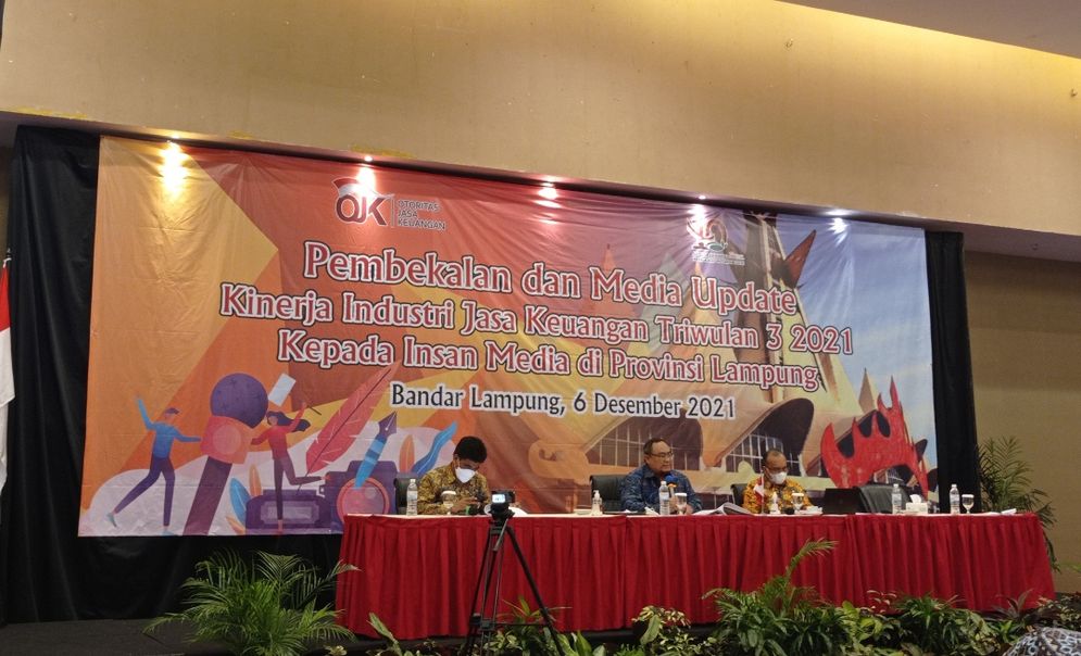 Kepala Otoritas Jasa Keuangan (OJK) Provinsi Lampung Bambang Hermanto (tengah) saat pemaparan Kinerja Industri Jasa Keuangan Lampung Triwulan III 2021 di Ballroom Emersia, Senin (6/12/2021). 