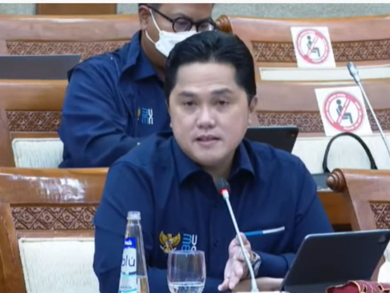 Menteri BUMN Erick Thohir mengikuti dalam Rapat Kerja (Raker) dengan Komisi VI DPR RI pada 2 Desember 2021.